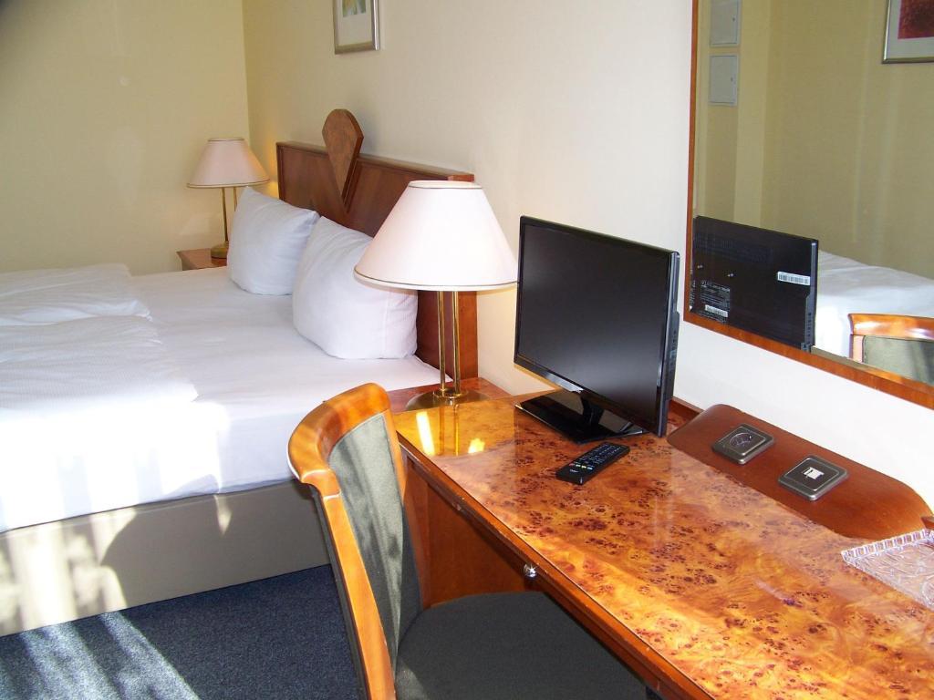 Amadeus Hotel 2*